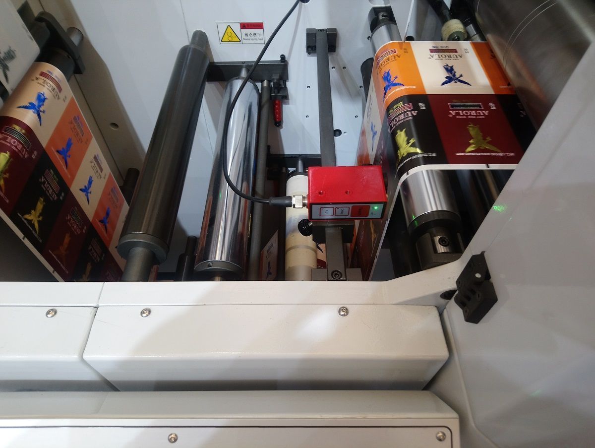 Устройство горячего тиснения этикеток с плоским штампом RHYGUAN KISS